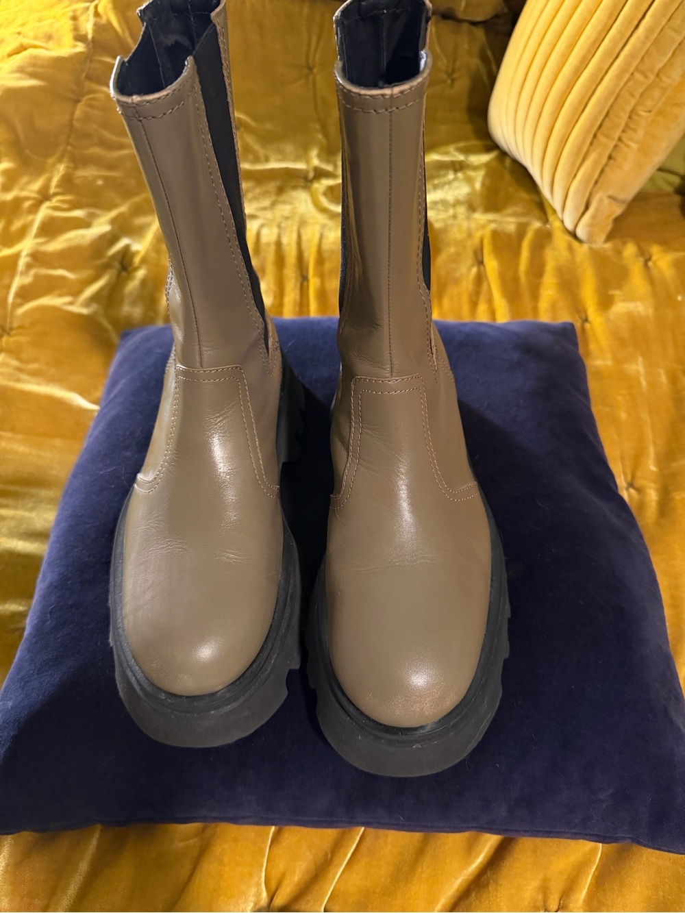 Zara women’s Chunky Chelsea Boots in olive leather